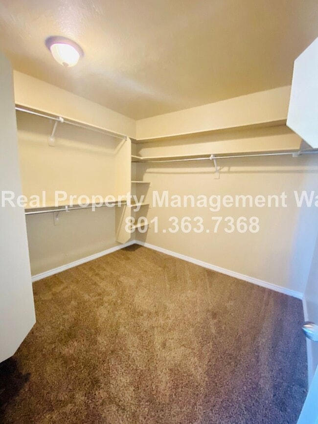 Building Photo - 5 Bedroom 3 Bathroom Riverton Home!