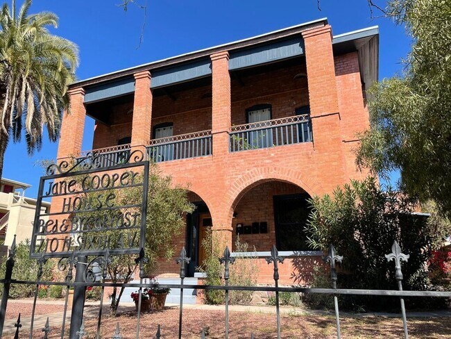 Building Photo - COMING SOON! 1 Bed / 1 Bath Cottage in U o...