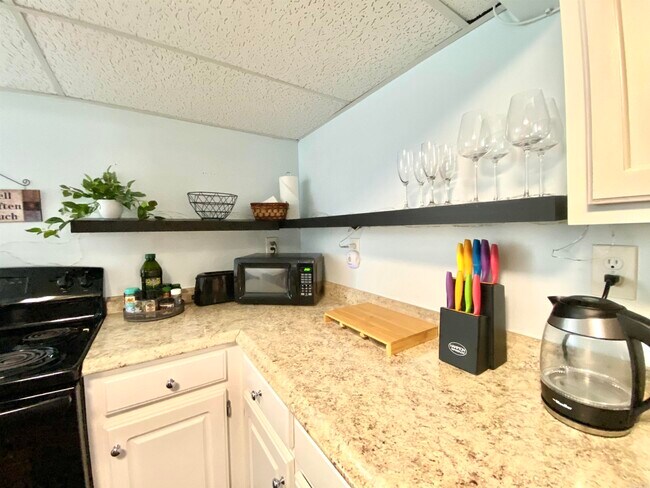 Building Photo - 1305 Stratford Ave