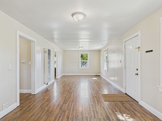 Building Photo - 2 bed 1 bath - Beautiful Outdoor Living