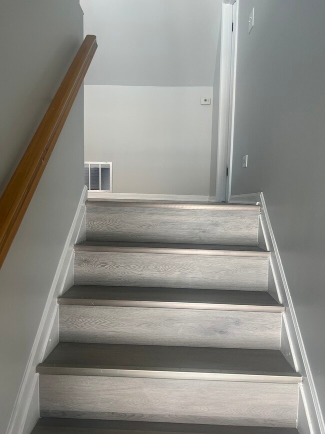 Building Photo - 1249 S Kolin Ave