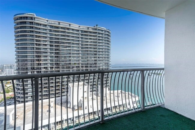 Building Photo - 1750 N Bayshore Dr