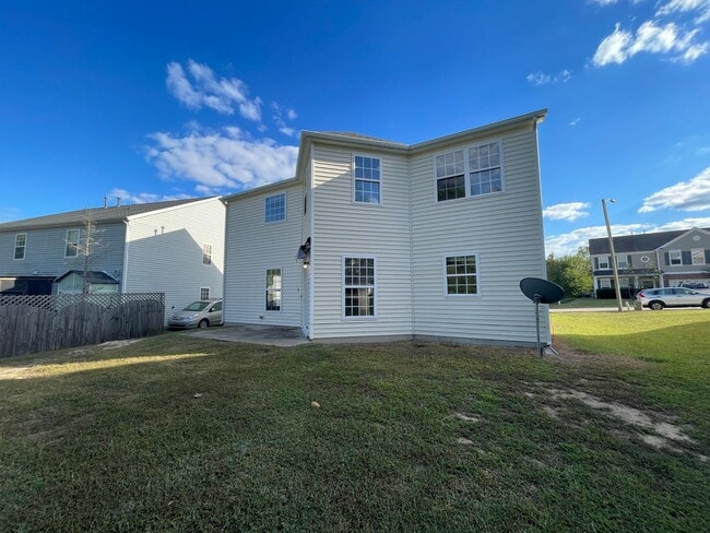 Building Photo - Lovely 4 Bedroom, 2.5 Bath Single-Family H...