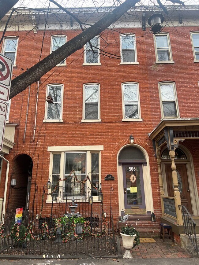 Building Photo - 506 W Chestnut St