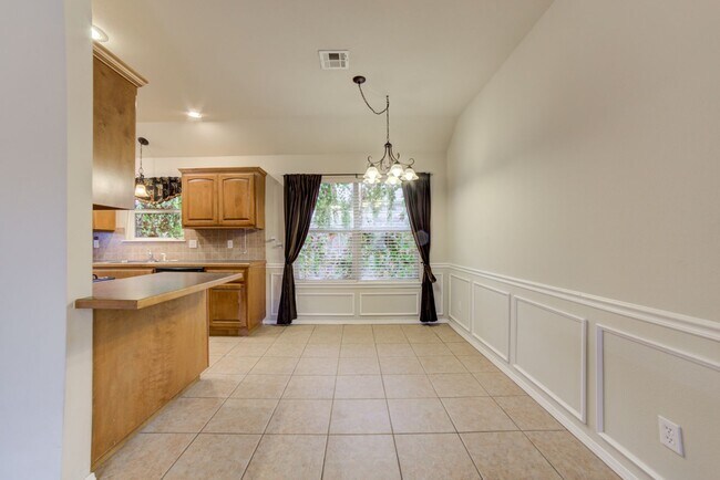 Building Photo - 3 Bed / 2 Bath in Collinsville!