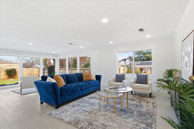 Building Photo - "Spacious 3-Bed, 2-Bath Gem with 2,155 Sq. Ft. on University Drive in Arlington, TX!"