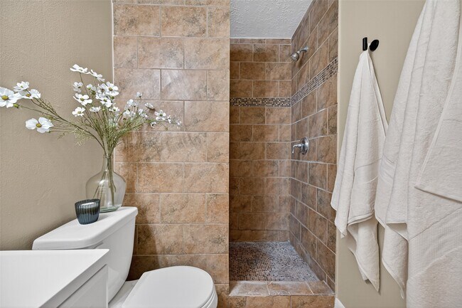 Building Photo - 23919 Farm Hill Dr