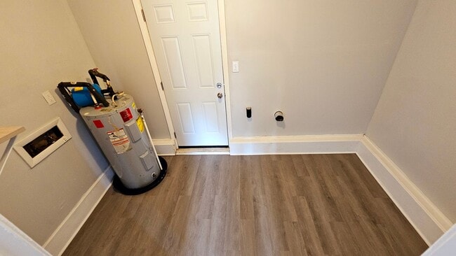 Building Photo - 3 BD 2 BA in Shamrock Village