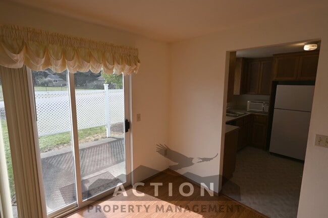 Building Photo - 2 bed, 2 bath, 1 car garage- water, sewer,...