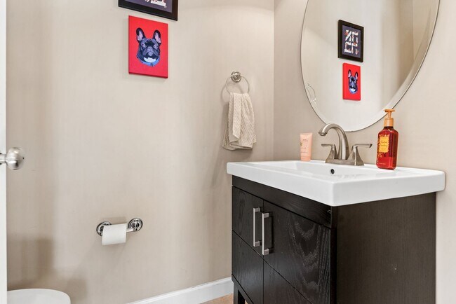 Building Photo - Beautiful 2 bedroom 2.5 bath Townhome in Carrboro