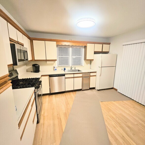 KITCHEN - 109 Rockwell St