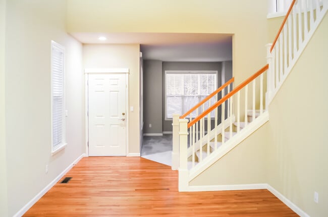Building Photo - Modern 2-story in Sweetbrier. Private lot ...