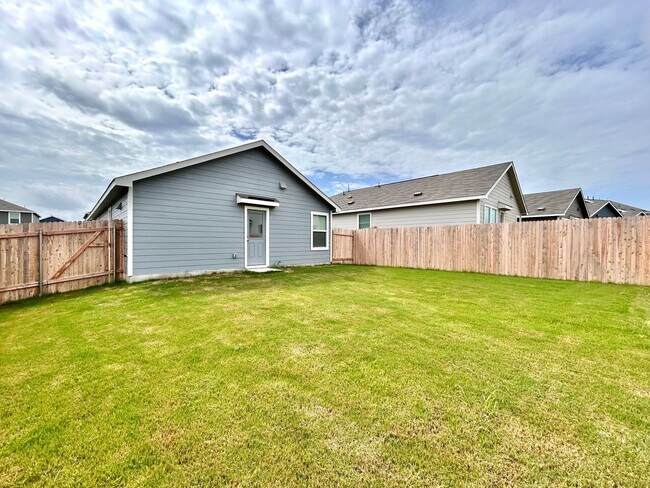 Building Photo - Charming 3/BR 1/BA Home with Spacious Back...