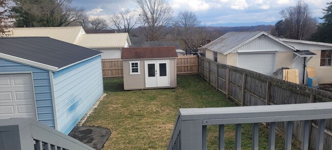 Building Photo - 2 Bedroom / 1 Bath Updated House Bristol TN