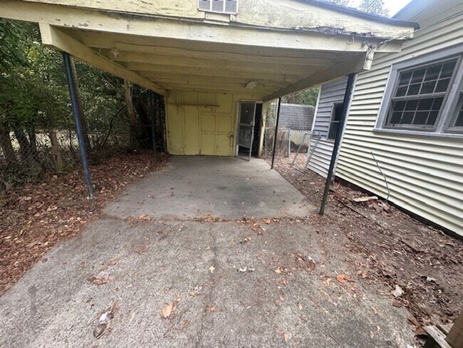 Building Photo - 605 Greenmead Dr