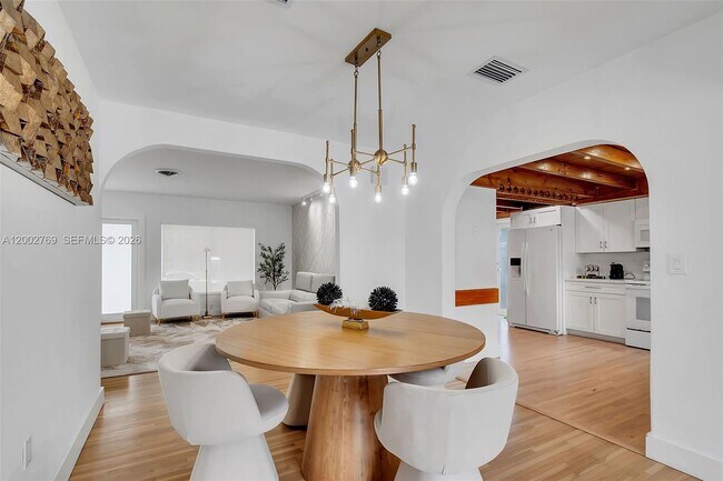 Building Photo - 301 SW 30th Ct