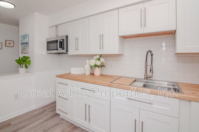 Building Photo - 4194 Packard St