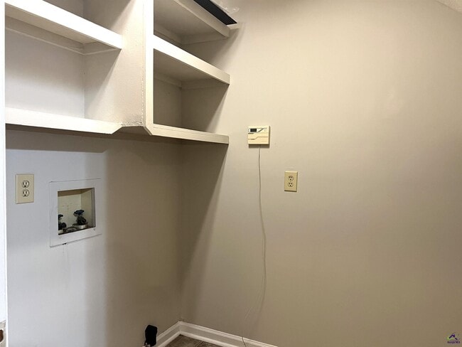 Building Photo - 122 N Springs Ct