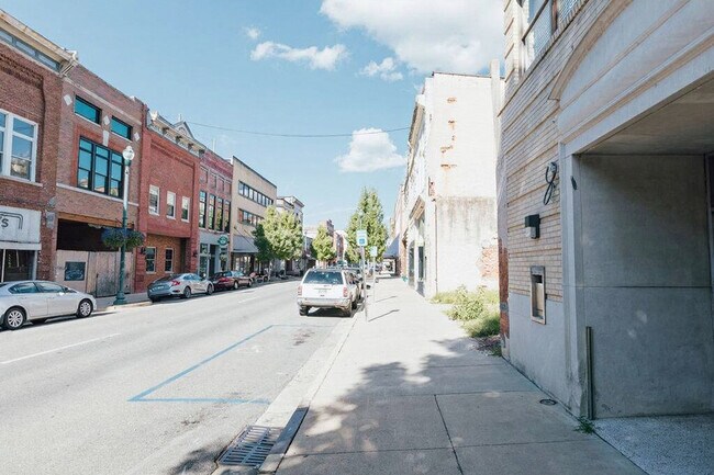 Building Photo - 202 E Main St