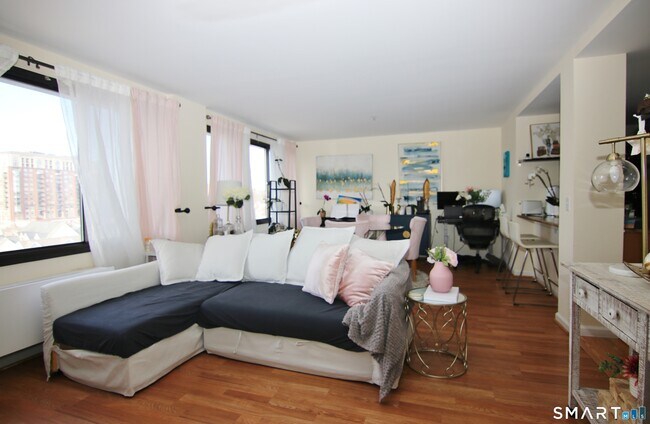 Building Photo - 300 Broad St