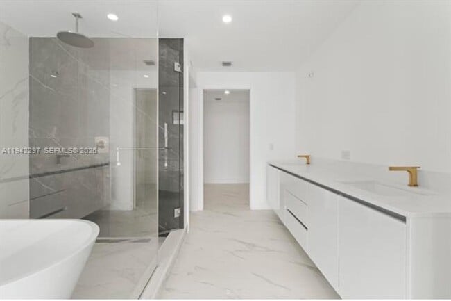 Building Photo - 700 NE 24th St