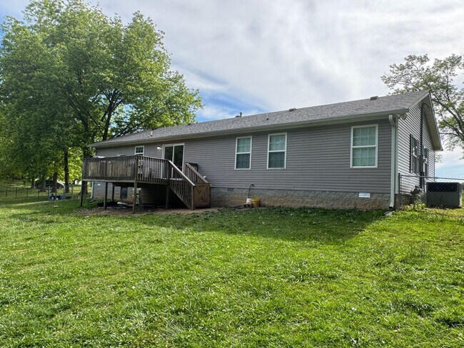 Building Photo - Country living on the outskirts of Nashville with 4 large beds, 2 baths, a bonus room and over an...