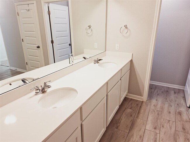 Building Photo - 124 Peruvian Ln