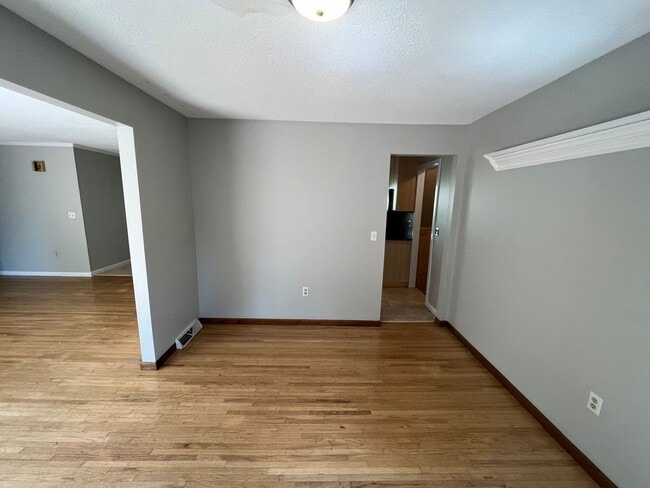 Building Photo - Spacious 3 Bedroom Ranch