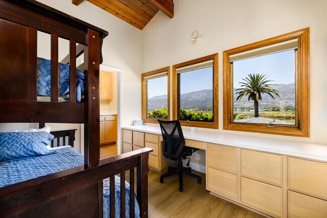 Building Photo - 4499 Del Mar Ave