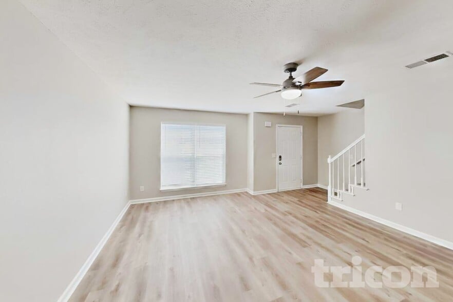 Building Photo - 700 Holland Ridge Dr