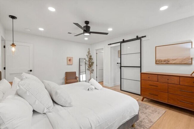 Building Photo - 9005 Balcones Club Dr