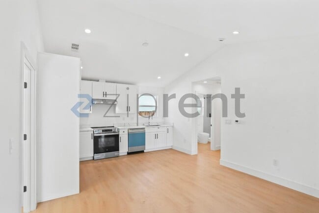 Building Photo - 374 S 21st St