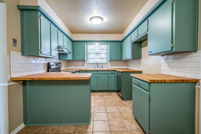 Building Photo - Super cute 3 bed, 2 bath!!
