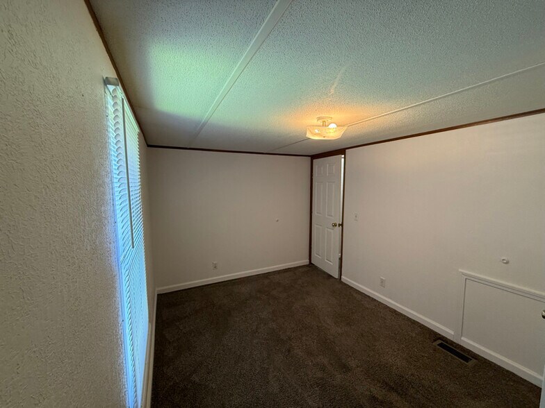 Building Photo - 109 Rainbow Ave