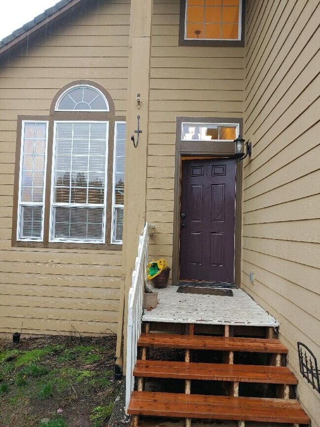 Primary Photo - Newer 4 bedroom Home