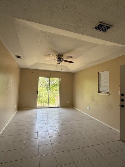 Building Photo - 1800 Oasis Dr