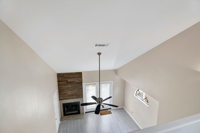 Building Photo - One Bedroom Condo with Loft, One-car Garag...