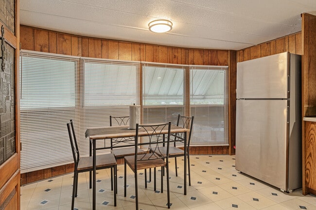 Building Photo - 112 Queenswood Dr