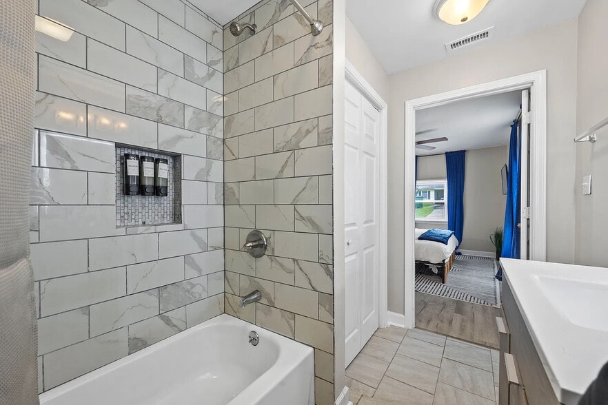 Building Photo - Room in House on Ayrshire Cir NW
