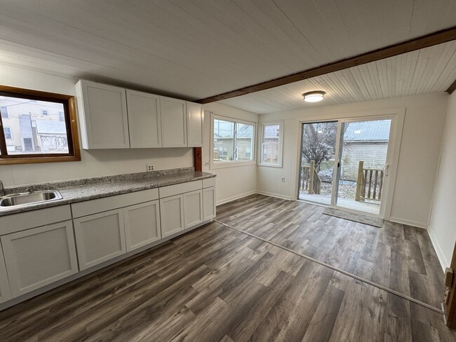 Building Photo - 309 N 9th St