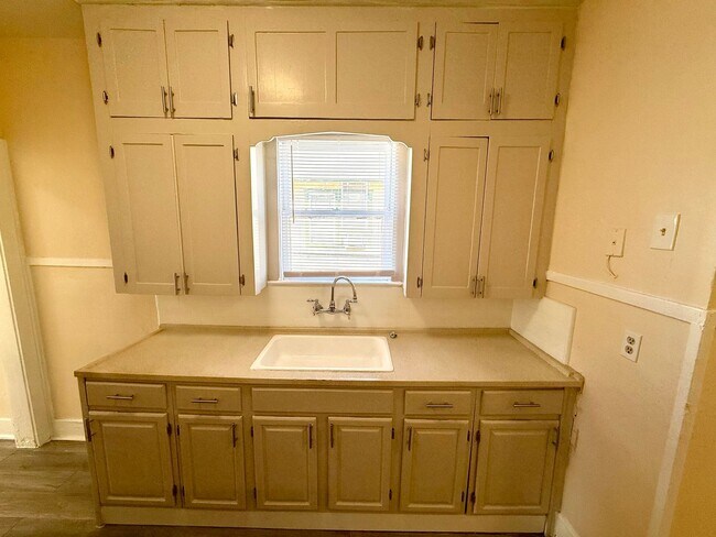 Building Photo - *MOVE IN SPECIAL* Charming Duplex with Fenced Yard – Minutes from St. Philip's College!