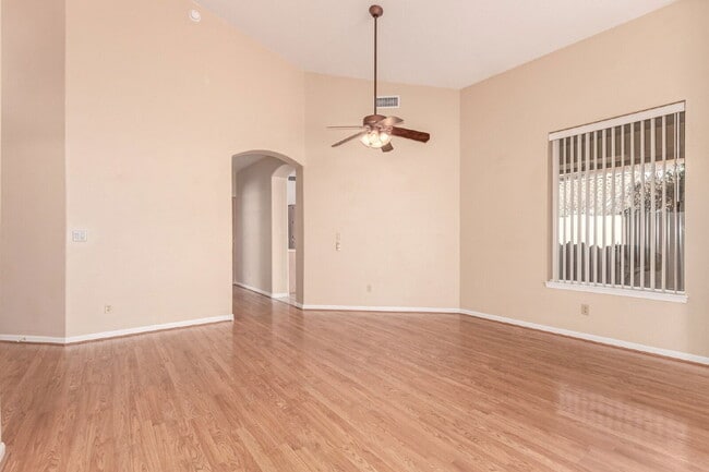 Building Photo - 4723 N Greenview Cir W