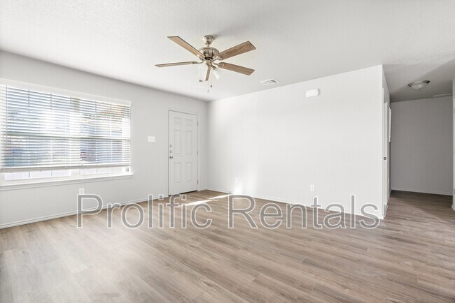 Building Photo - 107 Lost Trl