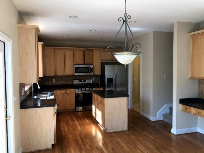 Building Photo - 527 Huntington Downs