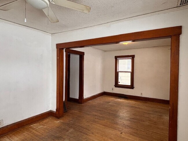 Building Photo - 3 BR/1 BA Single-Family Home in St. Paul!