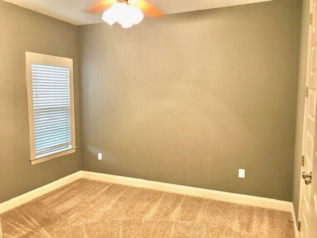 Building Photo - 4 Bedroom 3 Bath Home In Southeast Memphis...