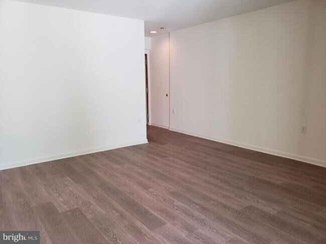 Building Photo - 3221 S Leisure World Blvd