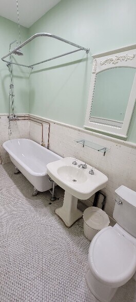 Building Photo - 198 Hancock St