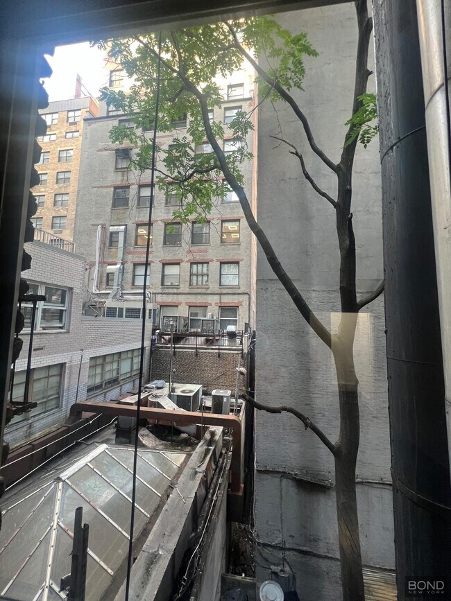Primary Photo - 159 E 55th St