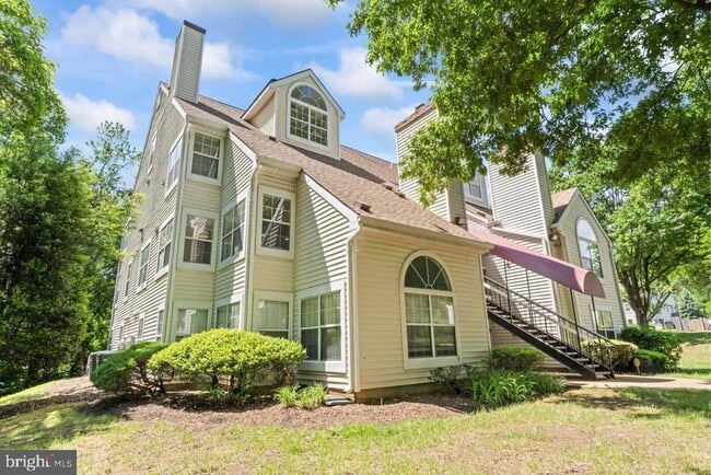 Building Photo - 1013 Fallcrest Ct